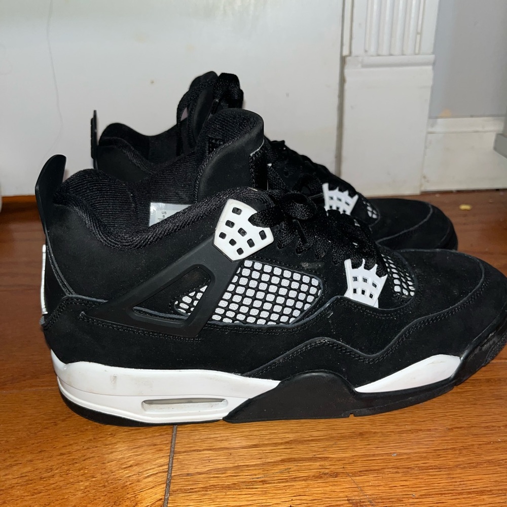 Men’s Jordan 4 Retro White Thunder Sneakers – Black/White/Black